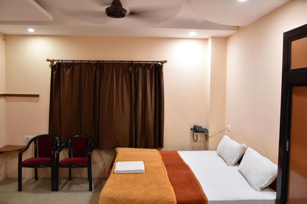 Sarweshwary Hotel
